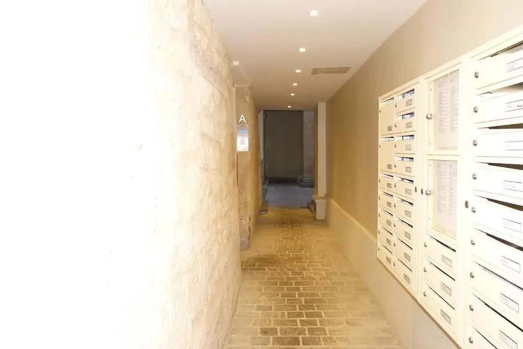 Appartement Typical Marais 3 BR Beaubourg à Paris 0*,