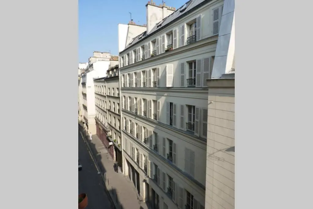 Appartement Typical Marais 3 BR Beaubourg à Paris France