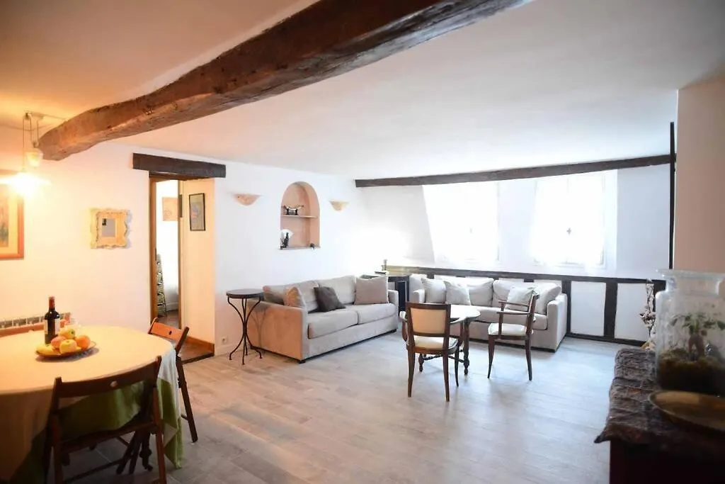 Appartement Typical Marais 3 BR Beaubourg à Paris France